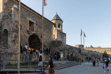Georgia 'daki Mtskheta şehrindeki Svetitskhoveli Katedrali' nin avlusu.