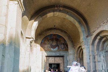 Gürcistan 'ın Mtskheta şehrindeki Svetitskhoveli Katedrali' nin ana girişi.