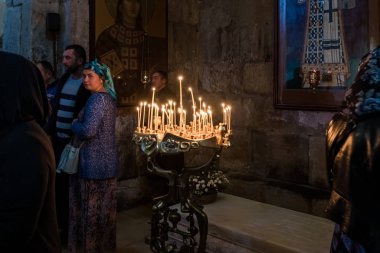 Gürcistan 'ın Mtskheta kentindeki Svetitskhoveli Katedrali' nin içinde mum yakılacak yer