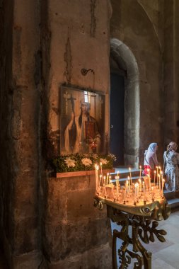 Gürcistan 'ın Mtskheta kentindeki Svetitskhoveli Katedrali' nin içinde mum yakılacak yer