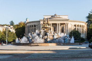 Georgia, Kutaisi 'nin eski bölümünde Colchis Fountain ile merkez meydanı, sabah güneşi...