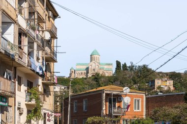 Gürcistan 'ın Kutaisi kentindeki sokaktan Bagrati Katedrali manzarası