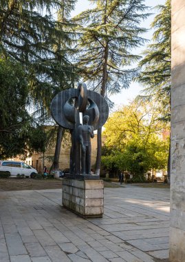 Şehir opera binasının karşısındaki taş ve metalden oluşan heykel grubu Georgia, Kutaisi 'deki Shota Rustaveli Bulvarı' nda.