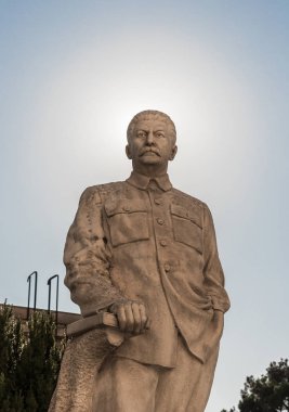 Gürcistan 'da Gori' deki Stalin Müzesi 'nin topraklarında, başında güneşten bir haleyle Stalin anıtı bulunuyor.