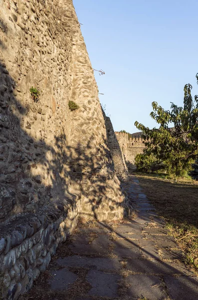 The outer wall of the Svetitskhoveli Cathedral in the Mtskheta city in Georgia — Stock Photo, Image