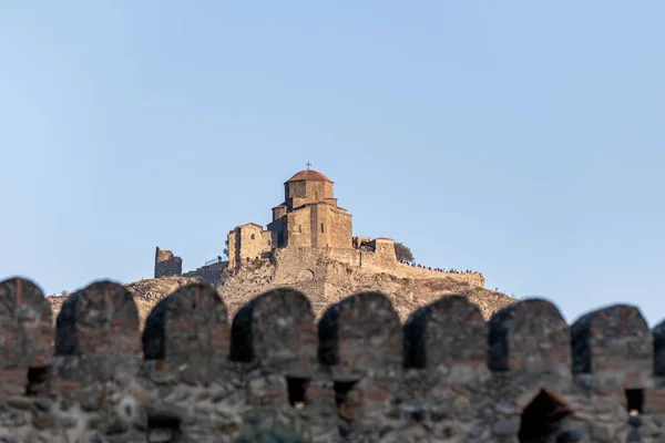 View of the Jvari Monastery of Mtskheta from the courtyard of the Svetitskhoveli Cathedral in the Mtskheta city in Georgia — Stock Photo, Image