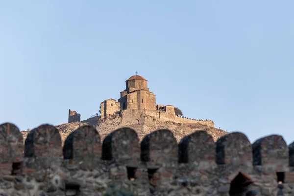 Uitzicht op het Jvari klooster van Mtskheta vanaf de binnenplaats van de kathedraal van Svetitskhoveli in de stad Mtskheta in Georgië — Stockfoto