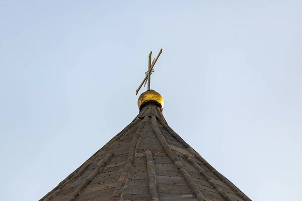 Большой позолоченный крест на крыше Святицховельского собора в городе Мцхета в Грузии — стоковое фото