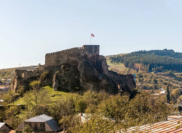 Surami Kalesi 'nin kalıntıları, Gürcistan' da Kutaisi 'den Tiflis' e giden yolun yakınındaki bir tepenin üzerinde duruyor.