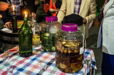 Gürcistan 'ın Tiflis kentindeki Gürcistan restoranında konukları karşılamak için sert içkilerle dolu bir masa.