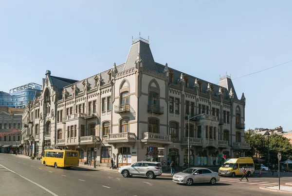 El antiguo edificio se encuentra en una de las calles centrales - Nikoloz Baratashvili St en la ciudad de Tiflis en Georgia — Foto de Stock