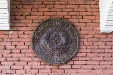 Georgia 'daki Tiflis şehrindeki düğün evinin duvarında süs eşyası var.