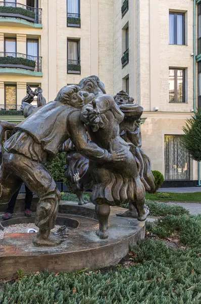 Scultura in bronzo di una celebrazione - Statua danzante su Nikoloz Baratashvili St nella città di Tbilisi in Georgia — Foto Stock