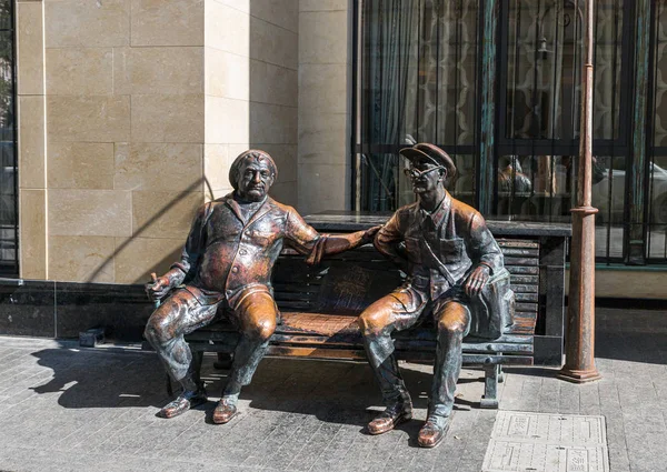 Scultura in bronzo di due uomini seduti su una panchina su Ioane Shavteli St nella città di Tbilisi in Georgia — Foto Stock