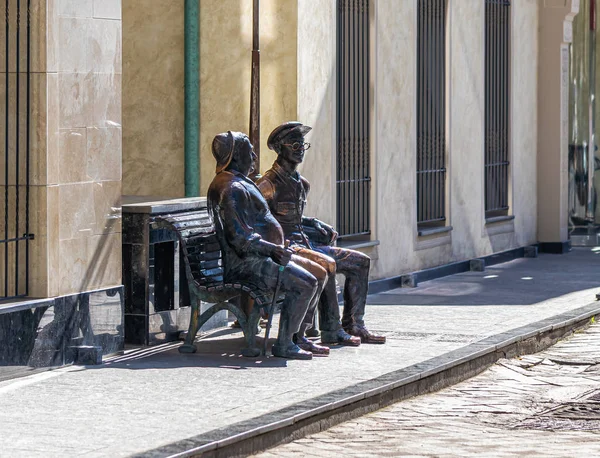 Scultura in bronzo di due uomini seduti su una panchina su Ioane Shavteli St nella città di Tbilisi in Georgia — Foto Stock