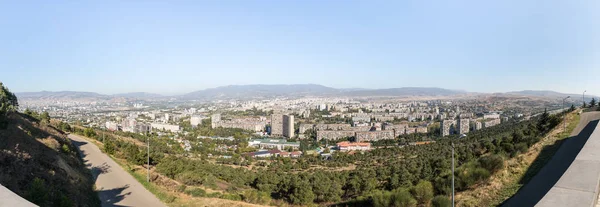 Panorámás kilátás a Grúzia Krónika emlékműből a grúziai Tbiliszi városba — Stock Fotó