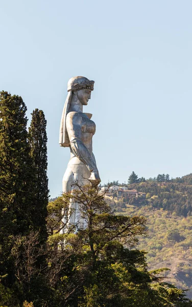 Памятник Матери Грузии - Мать Картли была построена на вершине Сололакского холма в честь 1500-летия Тбилиси — стоковое фото