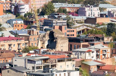 Gürcistan 'ın eski Tiflis kentindeki Narikhala Tepesi' nden Karmir Avetaran Ermeni Kilisesi 'nin kalıntılarına manzara