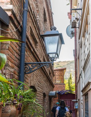 Georgia 'nın eski Tiflis şehrinin sessiz sokaklarından biri.