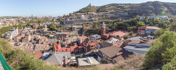 Vista panorámica desde la colina de Narikhala hasta la ciudad de Tiflis en Georgia —  Fotos de Stock