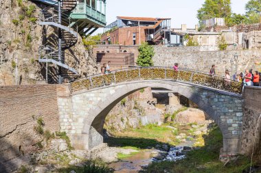 Yakındaki bir kayaya bağlanmış insan sırlarıyla dolu bir zincir.