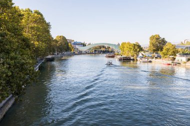 Gürcistan 'ın Tiflis şehrindeki Mtkvari Nehri ve Barış Köprüsü