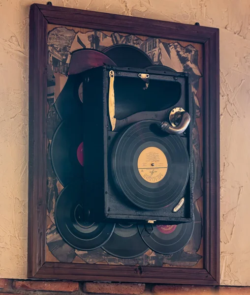 Instalação decorativa de parede na forma de um gramofone antigo e registros de vinil em um restaurante na cidade de Tbilisi, na Geórgia — Fotografia de Stock