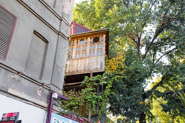 Un fragmento de madera de un edificio antiguo en la parte antigua de la ciudad de Tiflis en Georgia — Foto de Stock