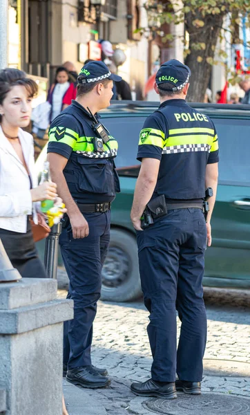 Die georgische Polizei patrouilliert auf den Straßen in der Touristengegend von Tiflis — Stockfoto