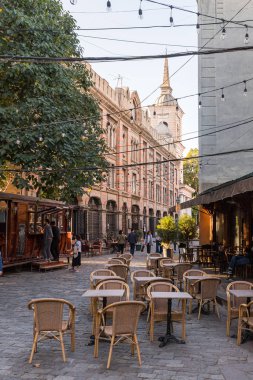 Bambis Rigi Caddesi Gürcistan 'ın Tiflis şehrinin turistik kesiminde dinlenme yerleri bulunmaktadır.