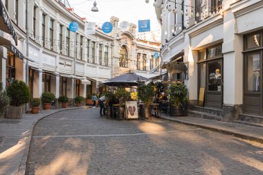 Bambis Rigi Caddesi Gürcistan 'ın Tiflis şehrinin turistik kesiminde dinlenme yerleri bulunmaktadır.