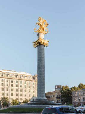 Zurab Tsereteli tarafından yapılan Özgürlük Anıtı - Gürcistan 'ın Tiflis şehrinde bir ejderhayı öldüren Aziz George' u resmeden bir anıt.