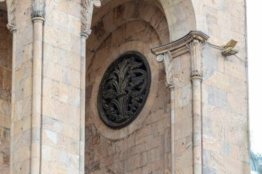 Georgia 'nın Tiflis kentindeki Shota Rustaveli Bulvarı' ndaki Eski Gürcistan Parlamentosu binasında dekoratif süsleme