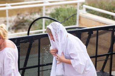 Epifani ayinine gelen inananlar, İsrail 'deki Jericho yakınlarındaki İsa Mesih' in Vaftiz Alanı 'ndaki Ürdün Nehri' nden abdestini almak için Kutsal Su 'yu kullanıyorlar.