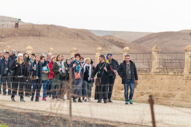 Bir grup inanan, bir ruhban sınıfı temsilcisiyle birlikte İsrail 'deki Jericho yakınlarındaki Ürdün Nehri' ndeki İsa Mesih 'in Vaftiz Alanına gider.