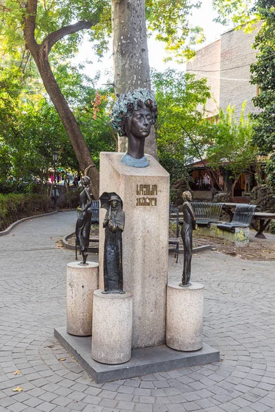 The monument to the famous Soviet and Georgian theater and film actress Sofiko Chiaureli is located in Sioni Square in Tbilisi city in Georgia — Stock Photo, Image