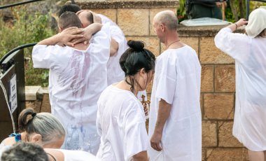 Epifani Ayinine inananlar İsrail 'deki Jericho yakınlarındaki İsa Mesih' in Vaftiz Alanındaki Ürdün Nehri 'nden kutsal su kullanıyorlar.
