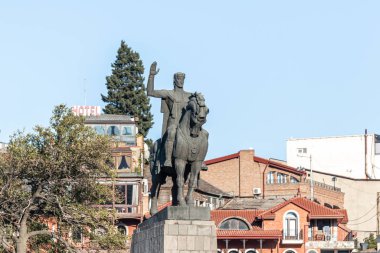 Kral Vakhtang Gorgasali ve Metekhi St. Virgin Kilisesi 'nin Gürcistan' daki heykeli.
