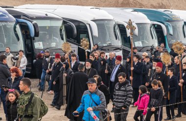 İsrail 'deki Jericho yakınlarındaki Ürdün Nehri üzerindeki İsa Mesih' in Vaftiz Alanında Epifanius 'un onuruna düzenlenen tören alayı.