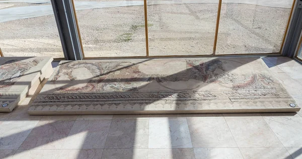 Mosaico parcialmente preservado - exposição do Museu do Bom Samaritano perto de Jerusalém, em Israel — Fotografia de Stock