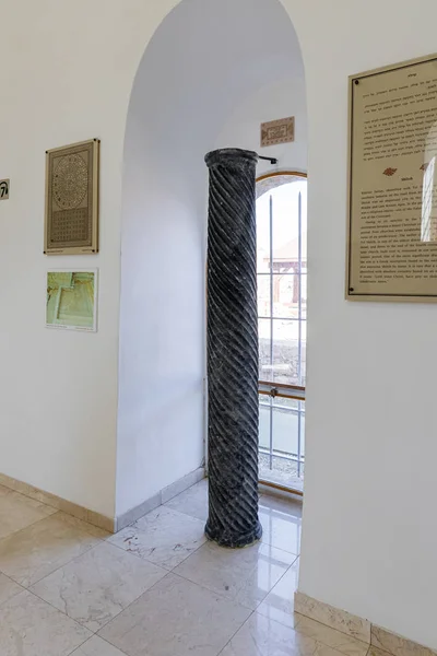 The partially preserved marble column from the Church of Mary at Mount Gerizim - exhibit of the Museum of the Good Samaritan near Jerusalem in Israel — 스톡 사진