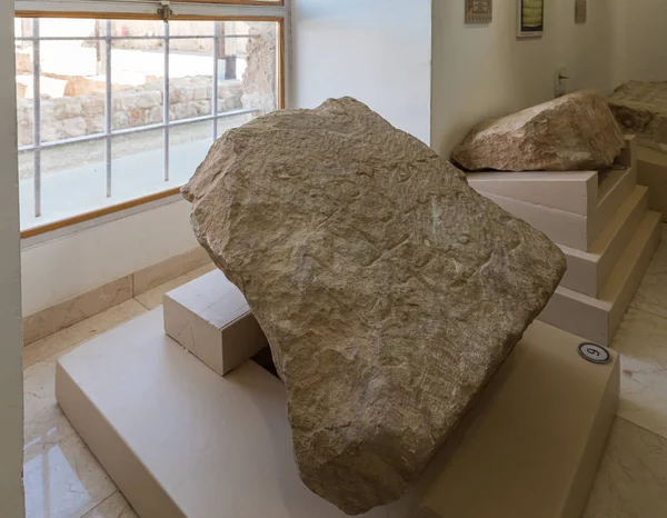 Pedra com palavras gravadas nela em aramaico - exposição do Museu do Bom Samaritano perto de Jerusalém em Israel — Fotografia de Stock