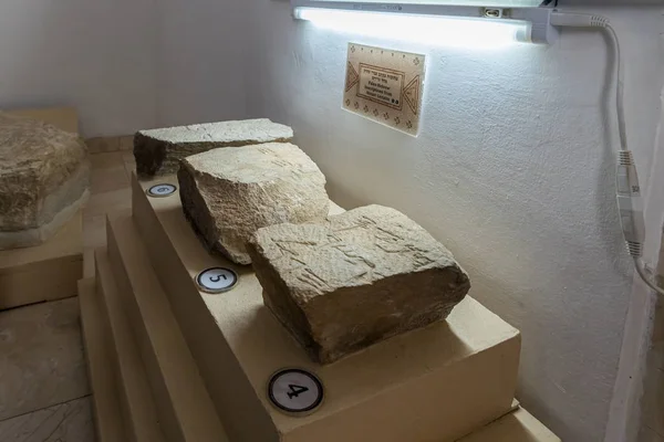 Πέτρες με λέξεις χαραγμένες πάνω τους στην Παλαιοεβραϊκή επιγραφή από το όρος Gerizim - έκθεμα του Μουσείου του Καλού Σαμαρείτη κοντά στην Ιερουσαλήμ στο Ισραήλ — Φωτογραφία Αρχείου