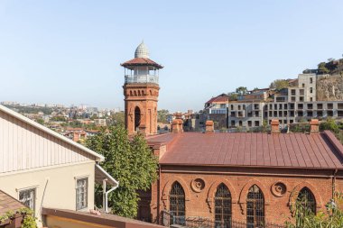 Gürcistan 'ın Tiflis kentindeki Narikhala Tepesi' nden Tiflis Merkez Camii 'ne