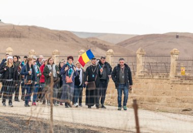 Bir grup inanan, bir ruhban sınıfı temsilcisiyle birlikte İsrail 'deki Jericho yakınlarındaki Ürdün Nehri' ndeki İsa Mesih 'in Vaftiz Alanına gider.
