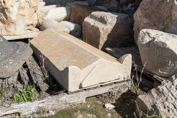 Gut erhaltener Sarkophagdeckel im Hof des Museums des guten Samariten in der Nähe von jerusalem in Israel — Stockfoto