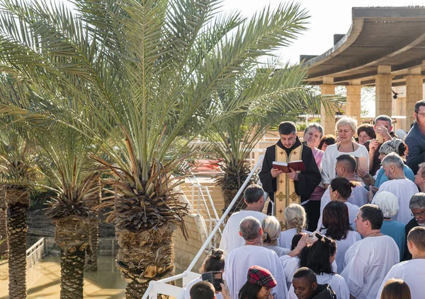Sacerdote hace la oración en grupo antes de la ceremonia bautismal en el Sitio Bautismal de Jesucristo cerca de Jericó en Israel — Foto de Stock