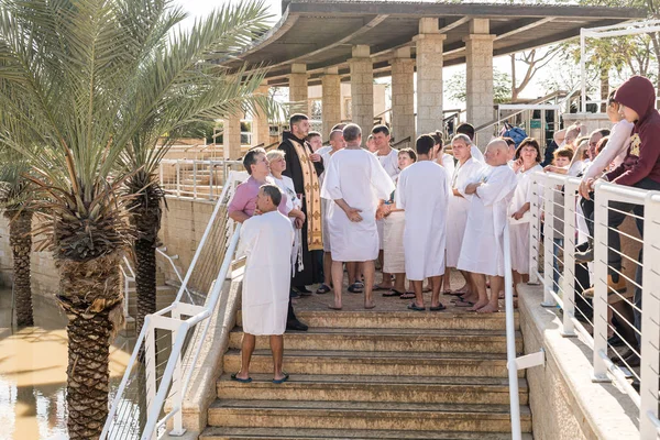 Sacerdote hace la oración en grupo antes de la ceremonia bautismal en el Sitio Bautismal de Jesucristo cerca de Jericó en Israel — Foto de Stock