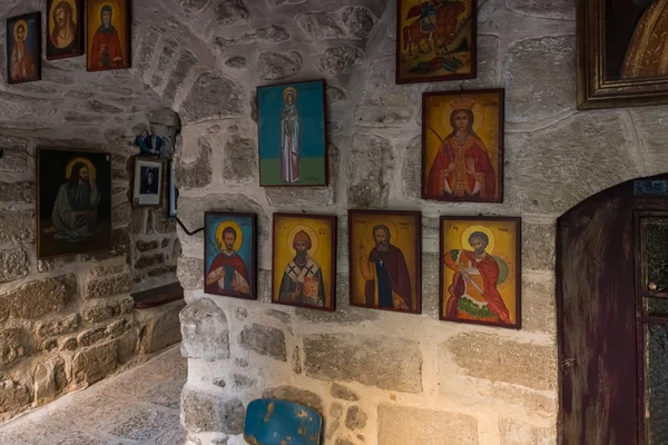 Iconos cuelgan de la pared en el monasterio de Gerasim Jordanian - Deir Hijleh - en el desierto de Judea cerca de la ciudad de Jericó en Israel — Foto de Stock