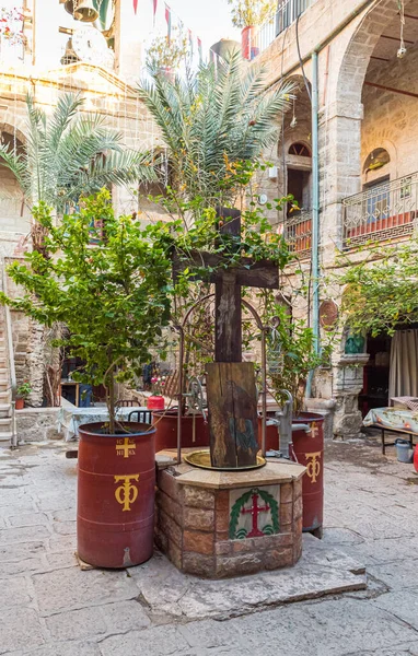 El patio del monasterio de Gerasim Jordania - Deir Hijleh - en el desierto de Judea cerca de la ciudad de Jericó en Israel — Foto de Stock